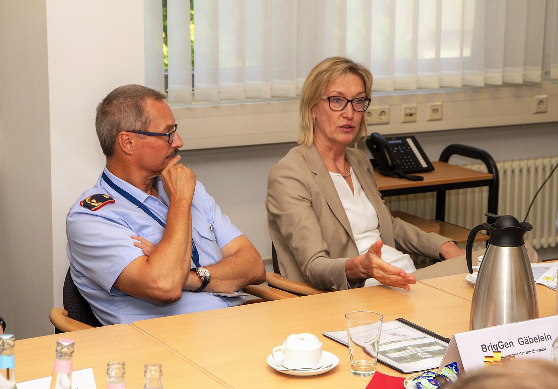 Der Amtschef des Planungsamtes und die Stellvertreterin des Abteilungsleiters Planung im BMVg.