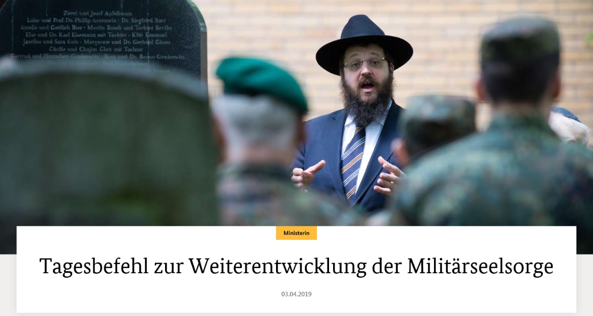  Ein Rabbiner spricht vor Soldaten