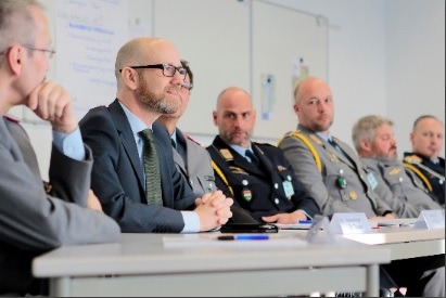 Staatssekretär Dr. Tauber diskutierte am ZInFü mit den Spießen