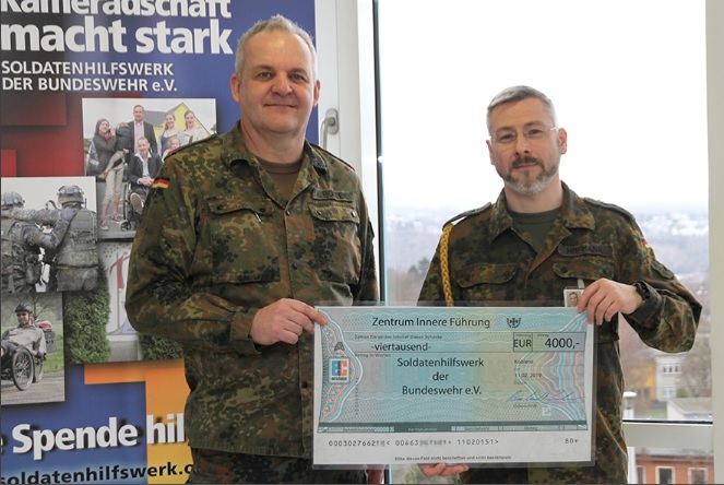 Stabsfeldwebel Hofamn und Oberstabsfeldwebel Rostek halten den zu überebenden Scheck