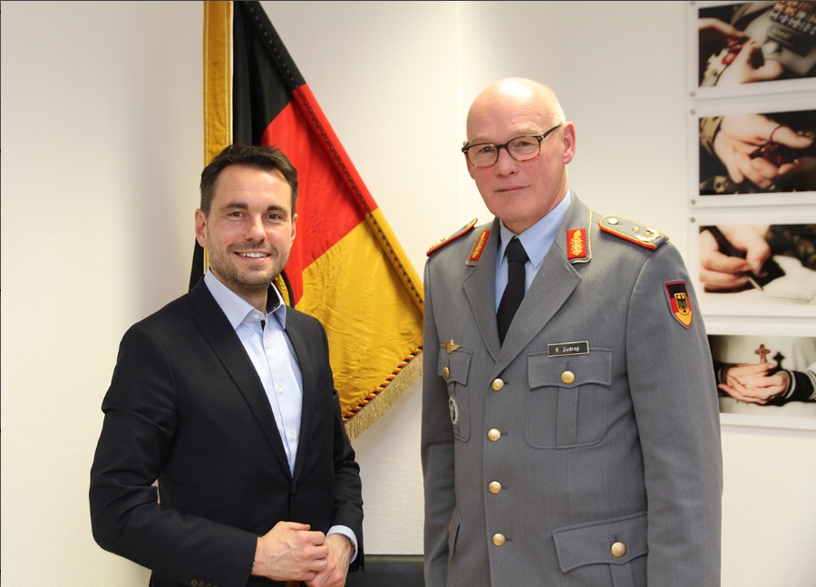 Oberbürgermeister David Langner mit Generalmajor Reinhardt Zudrop, dem Kommandeuer des Zentrum Innere