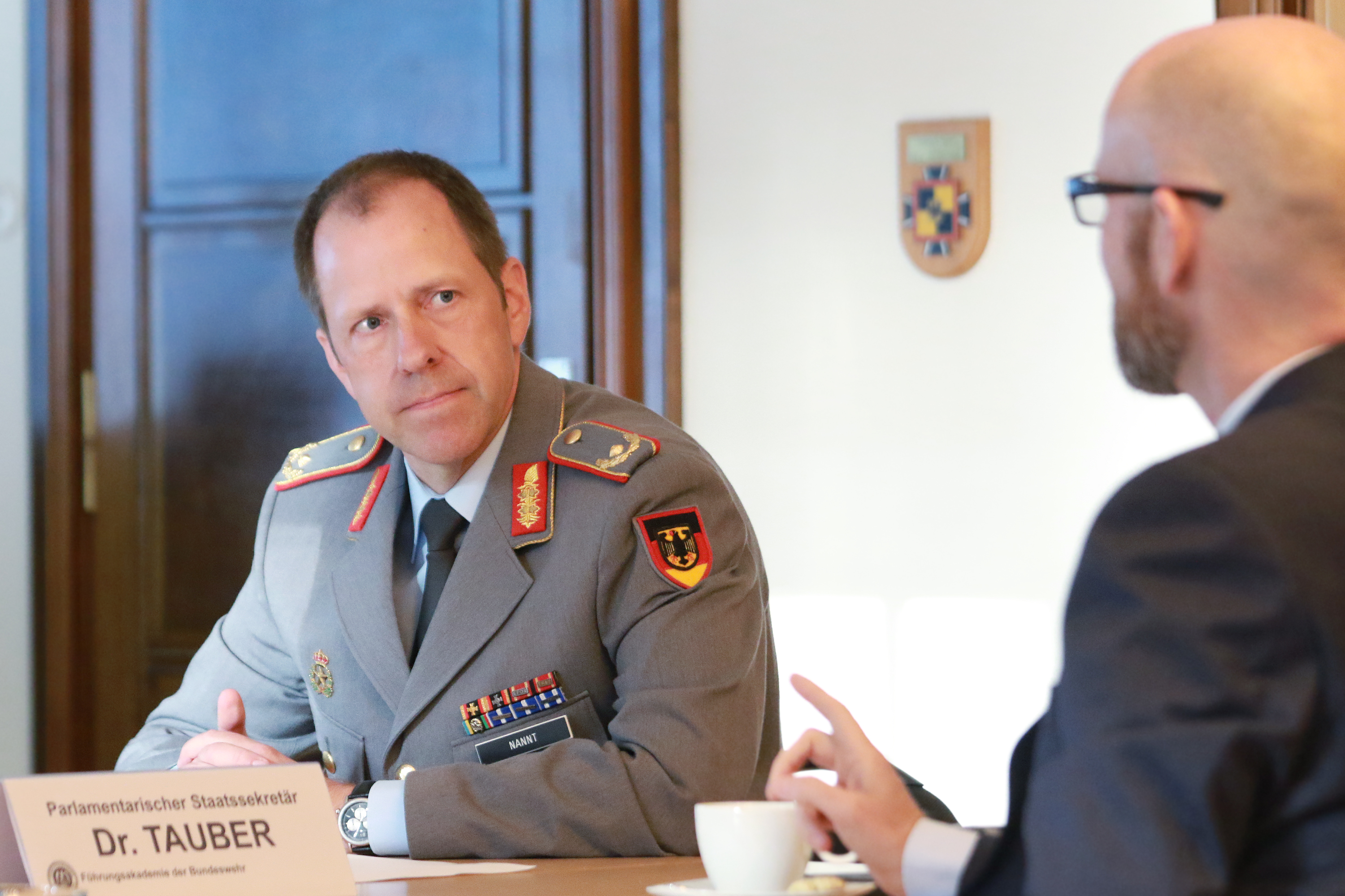 Direktor Strategie u. Fakultäten, Brigadegeneral Boris Nannt, erfuhr der parlamentrische Staatssekretär mehr über die Ausbildung
