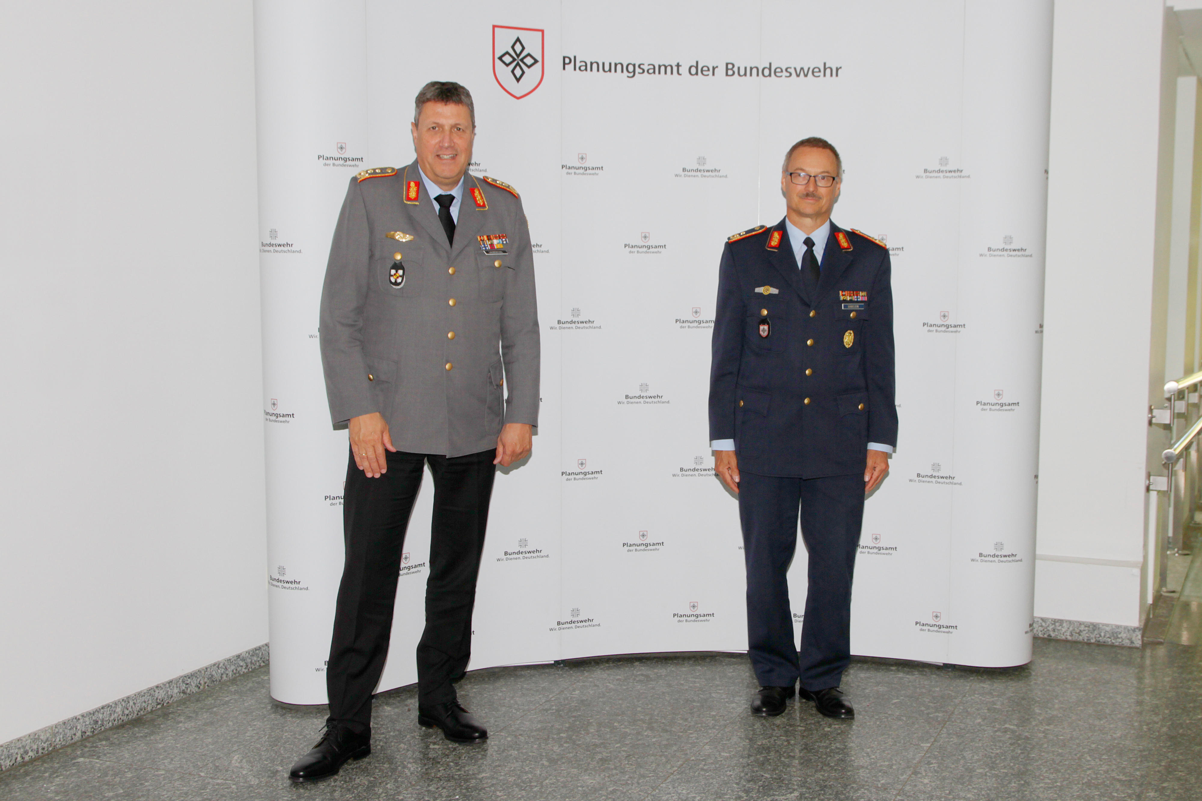 Zwei Soldaten stehen zur Begrüßung nebeneinander.