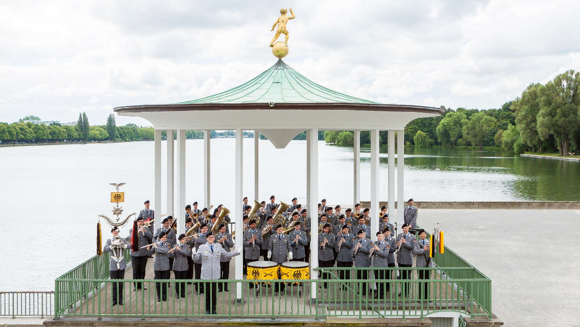 Das Heeresmusikkorps Hannover spielt am Maschsee