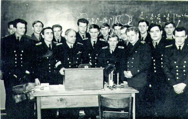 Gruppenfoto an der Offiziersschule der Volksmarine