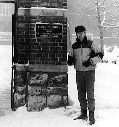 Eine Person vor dem Fremdspracheninstitut der NVA