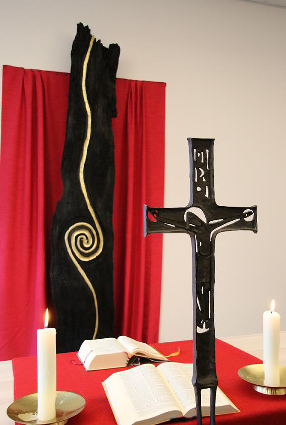 Skulptur "Augenblick" und das Kreuz im neu gestalteten "Raum der Stille"