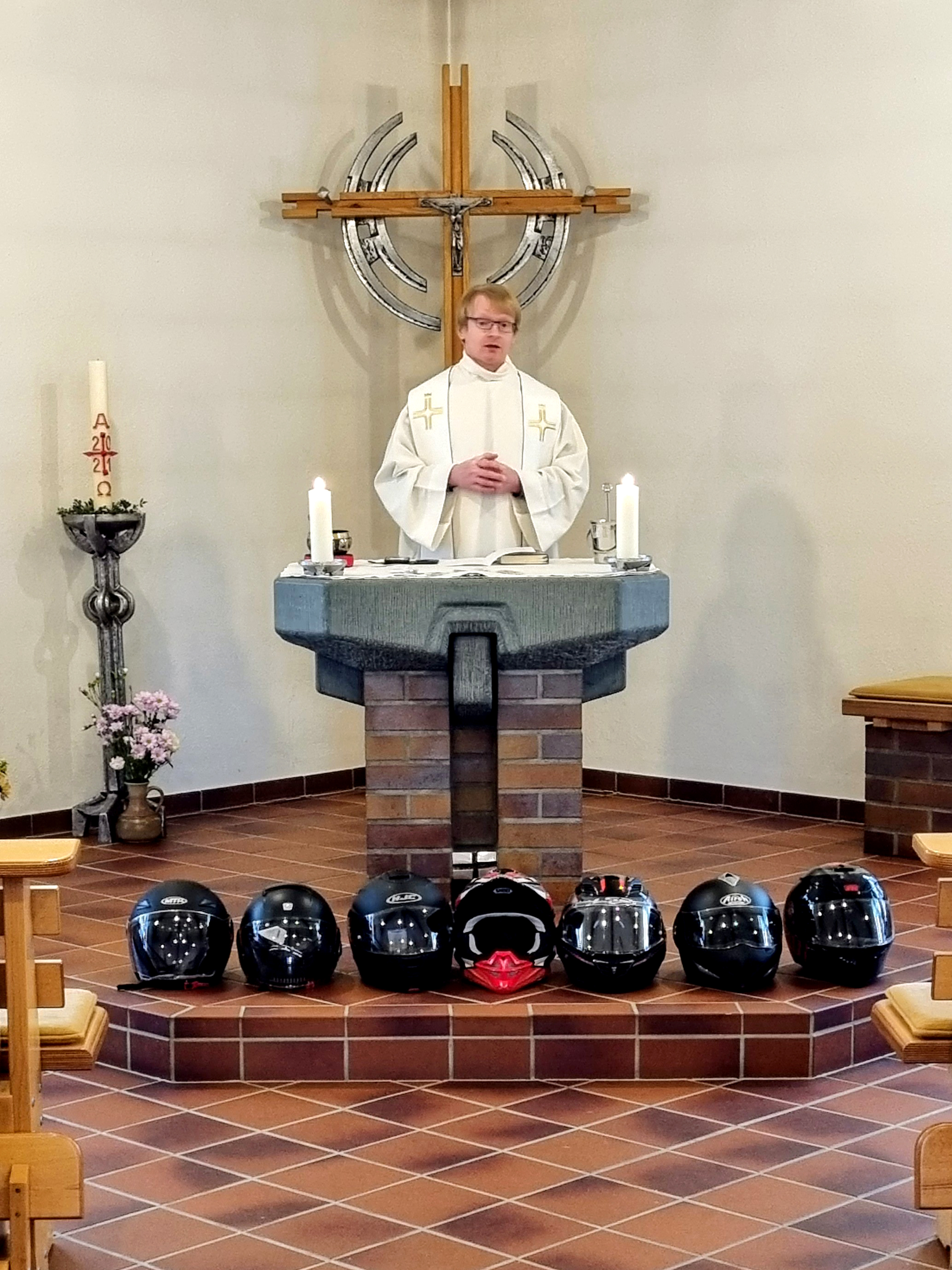 Militärpfarrer Stanczak beim Gottesdienst in der Kapelle