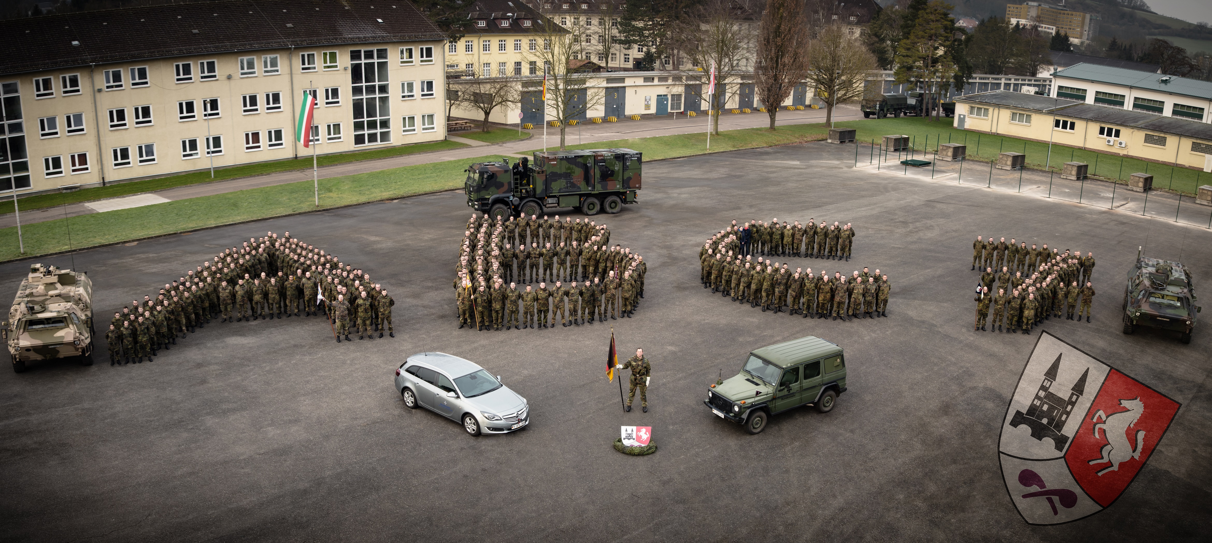 Aufnahme ABCAbwBtl 7 Soldaten stellen sich in Form der Buchstaben ABC und der Zahl 7 auf.