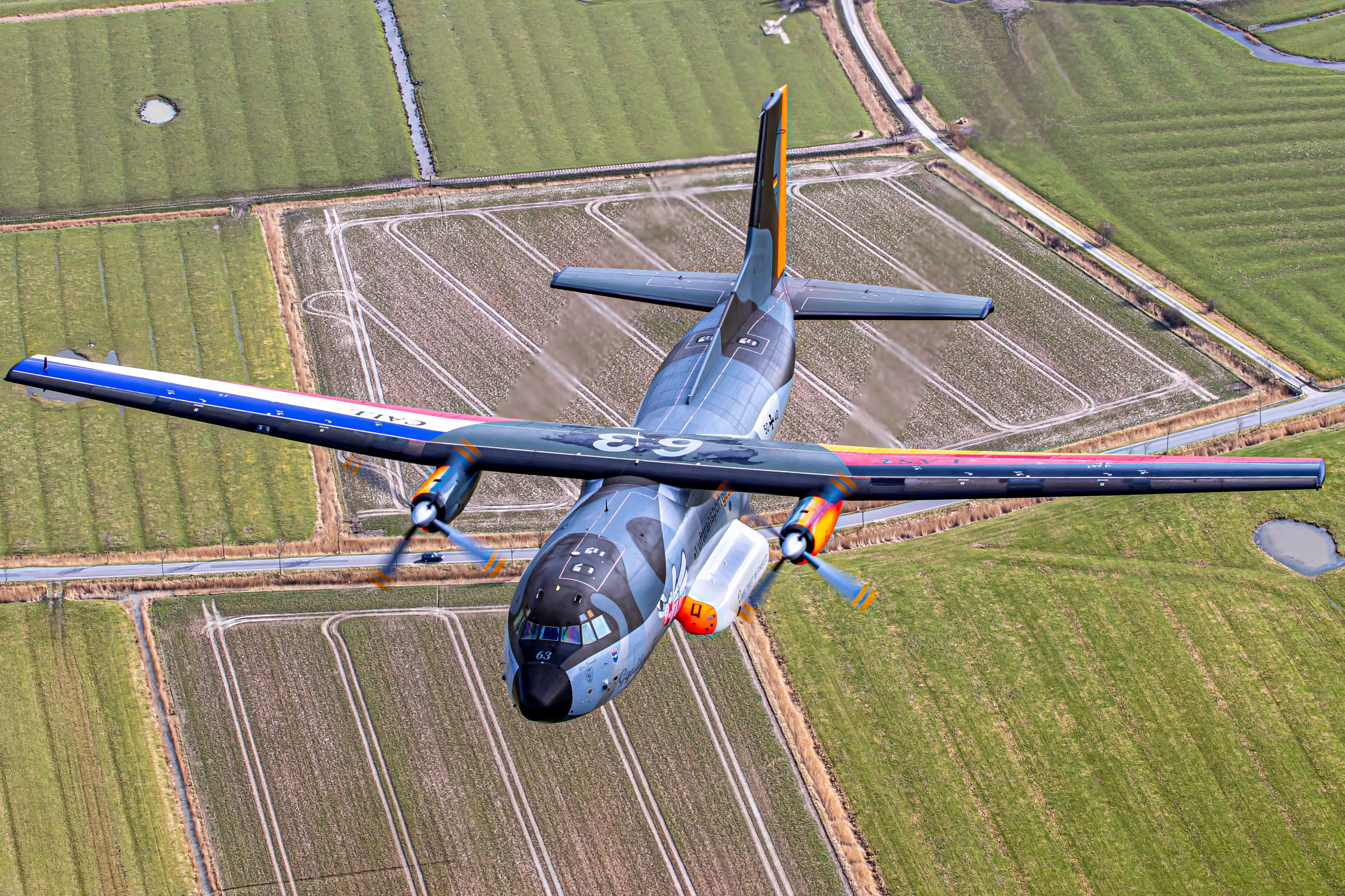 Die C-160 Transall auf Abschiedstour Ein Flugzeug fliegt über grüne Wiesen und Felder