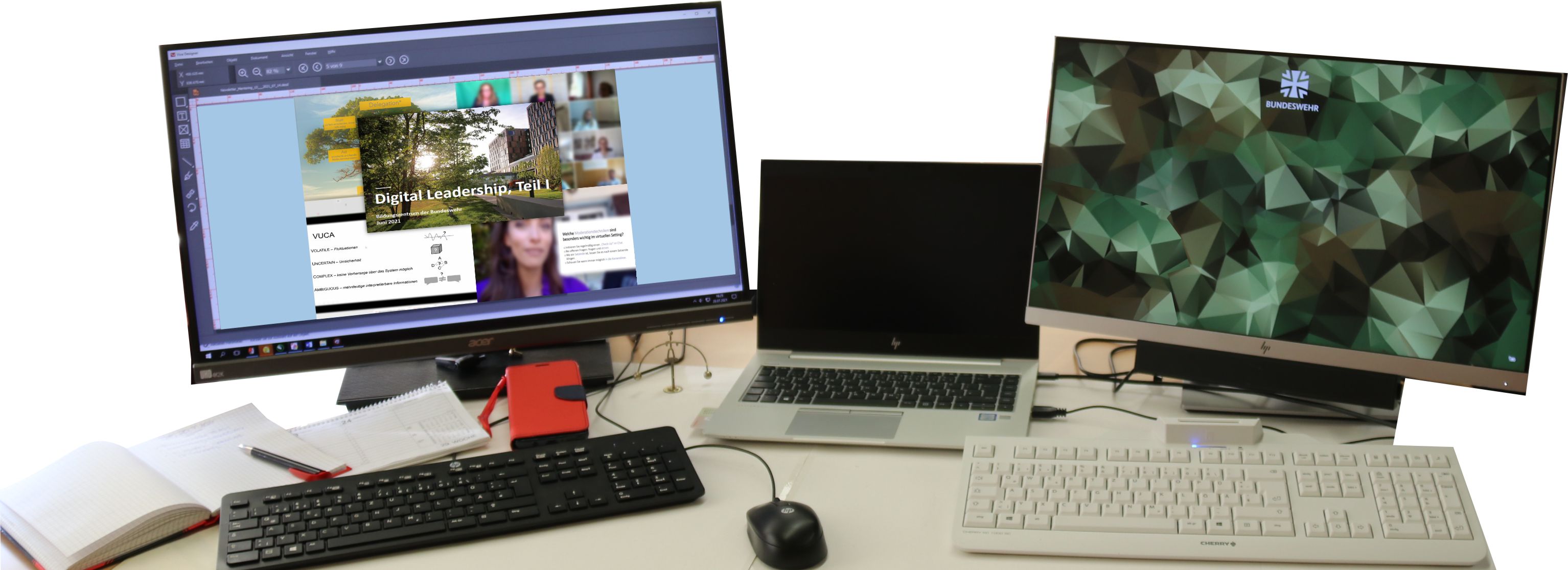 Zwei Monitore, ein Notebooks und ein Smartphone zeigen die Startseite des Leadership#en Level I im Home#en Office#en
