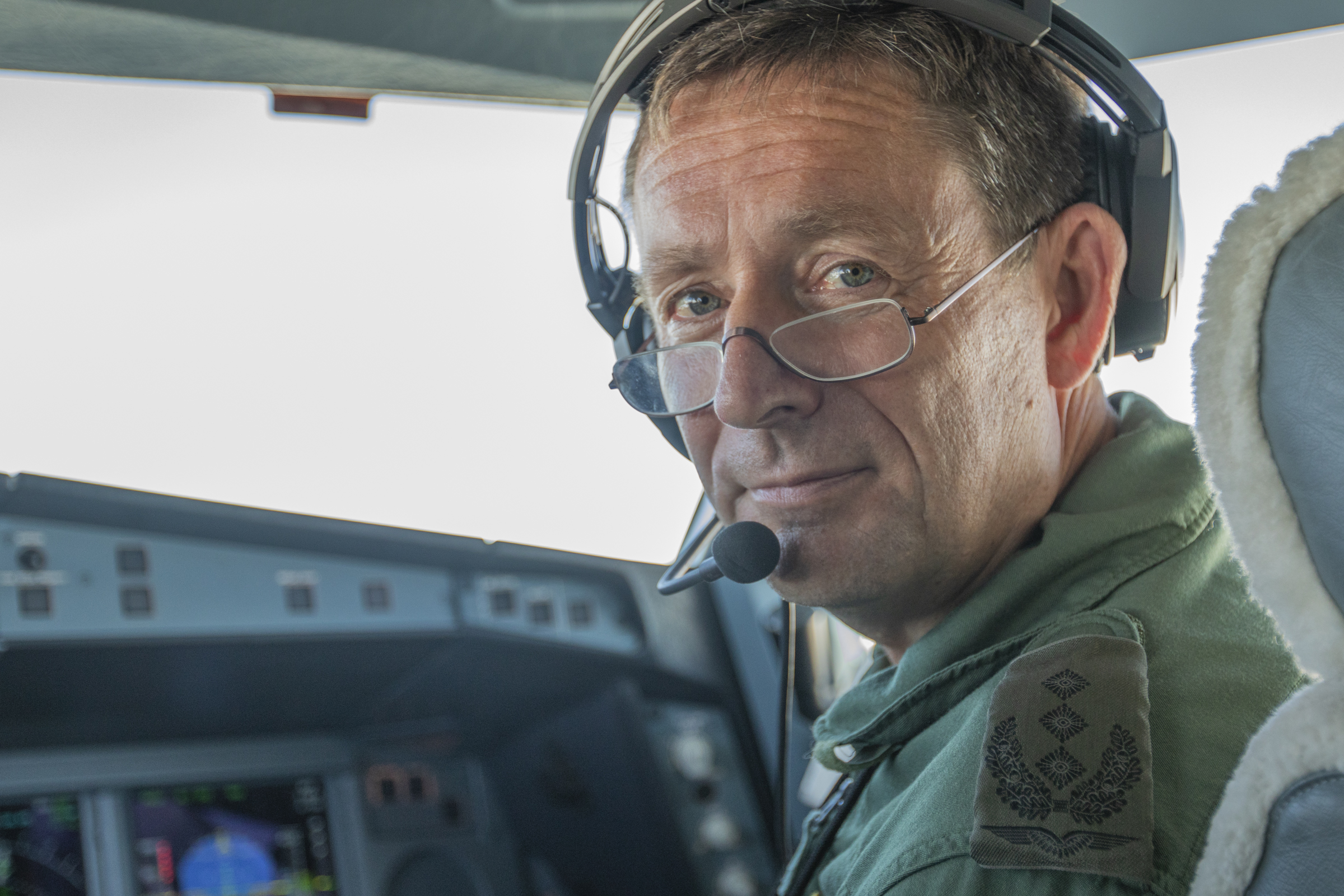 Oberst Markus Bestgen sitzt im Flugzeug A330 MRTT auf dem Sitz des Copiloten.