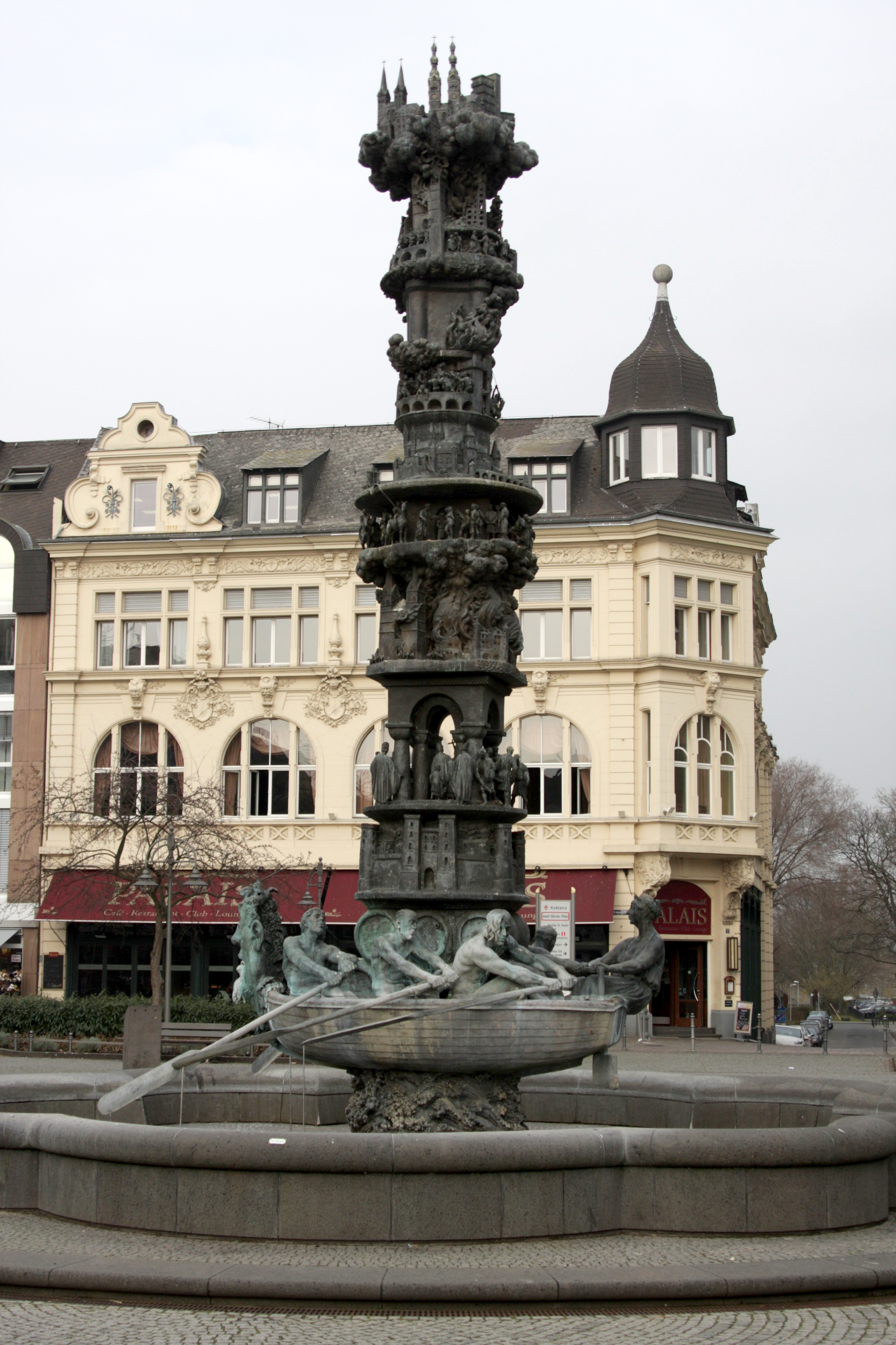 Der Josef-Görres-Platz wird von einem ungewöhnlichen Brunnen geschmückt.