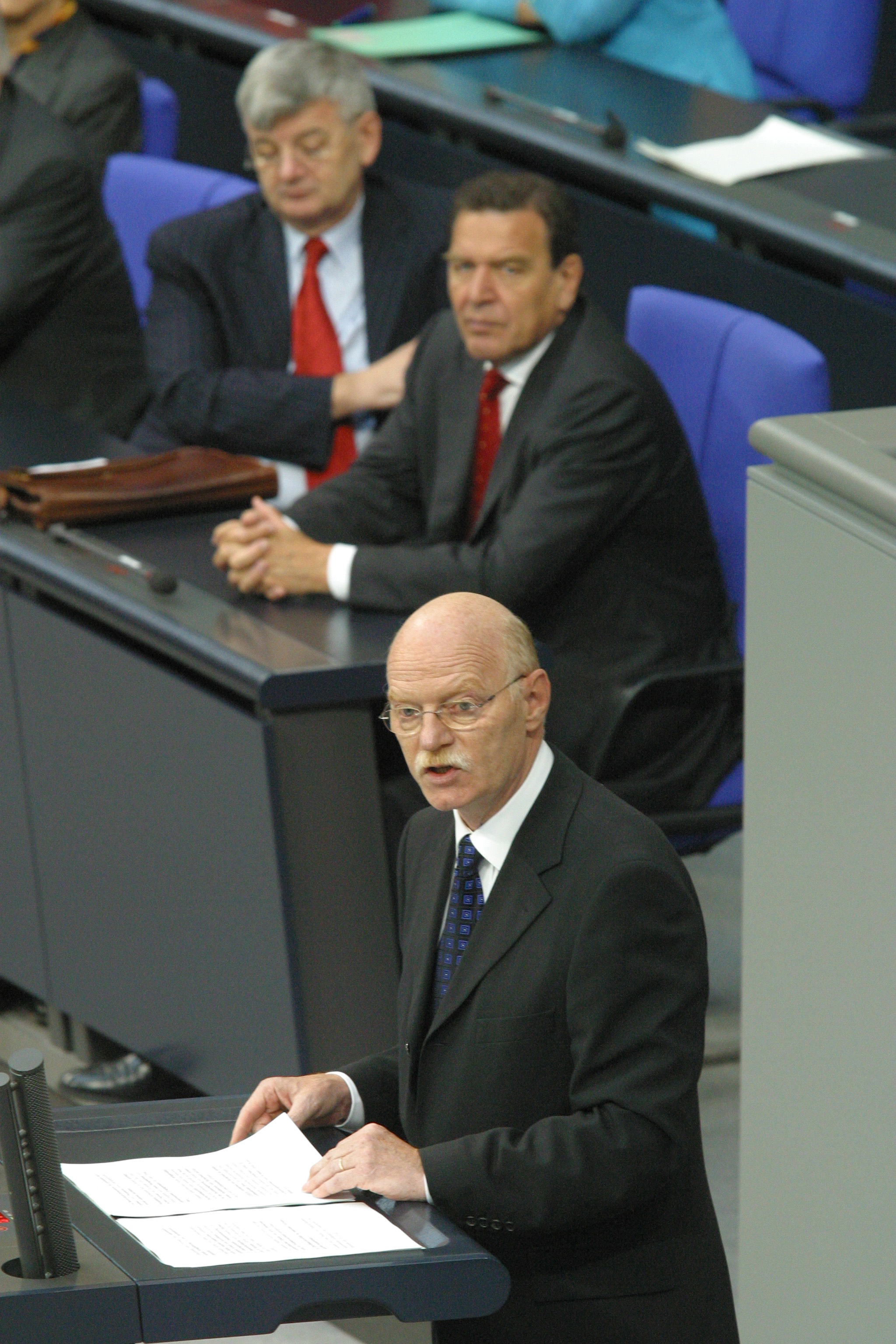 Ein Mann spricht am Rednerpult.