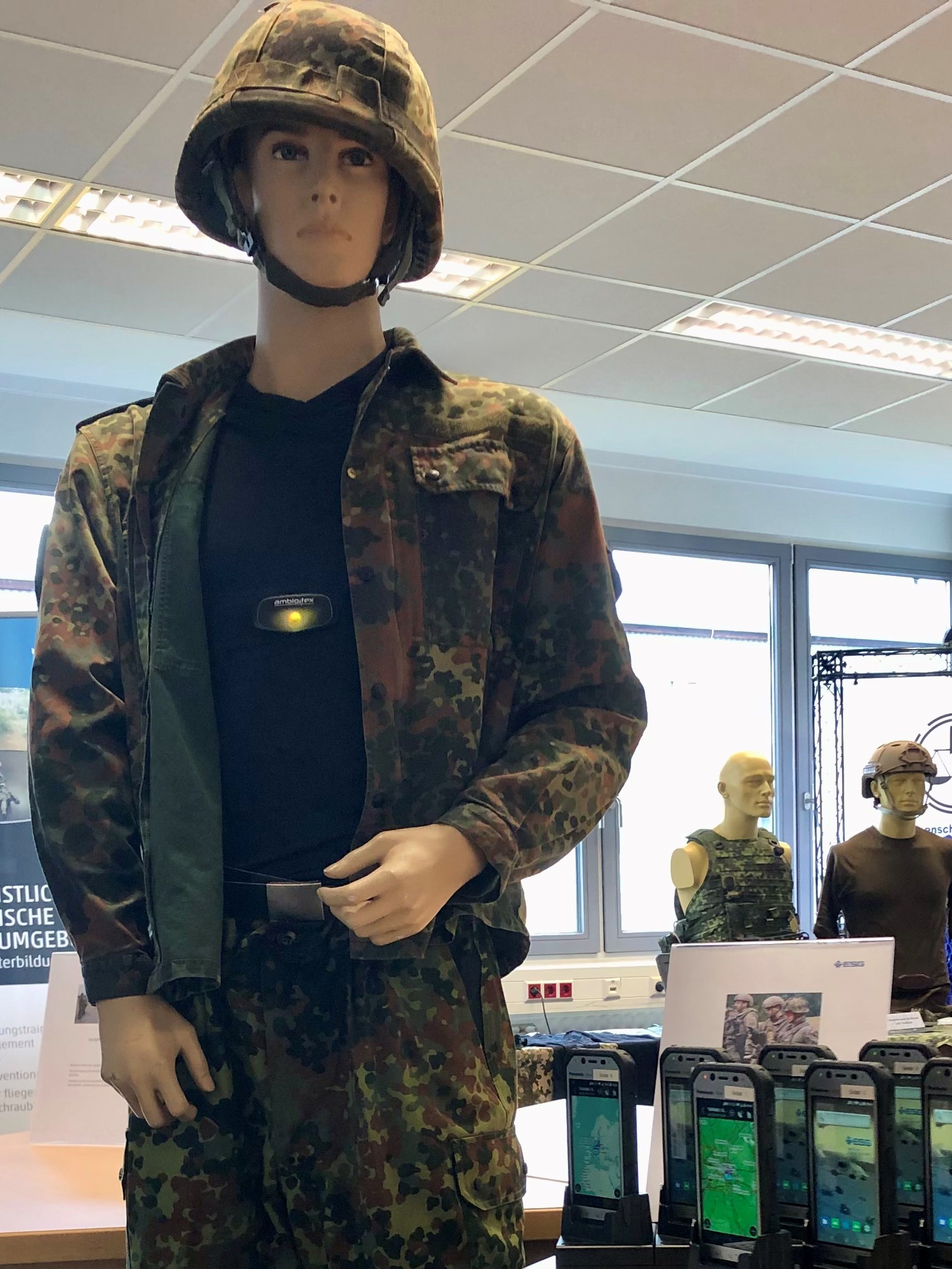 Eine Modellpuppe mit Gefechtshelm und Feldanzug.