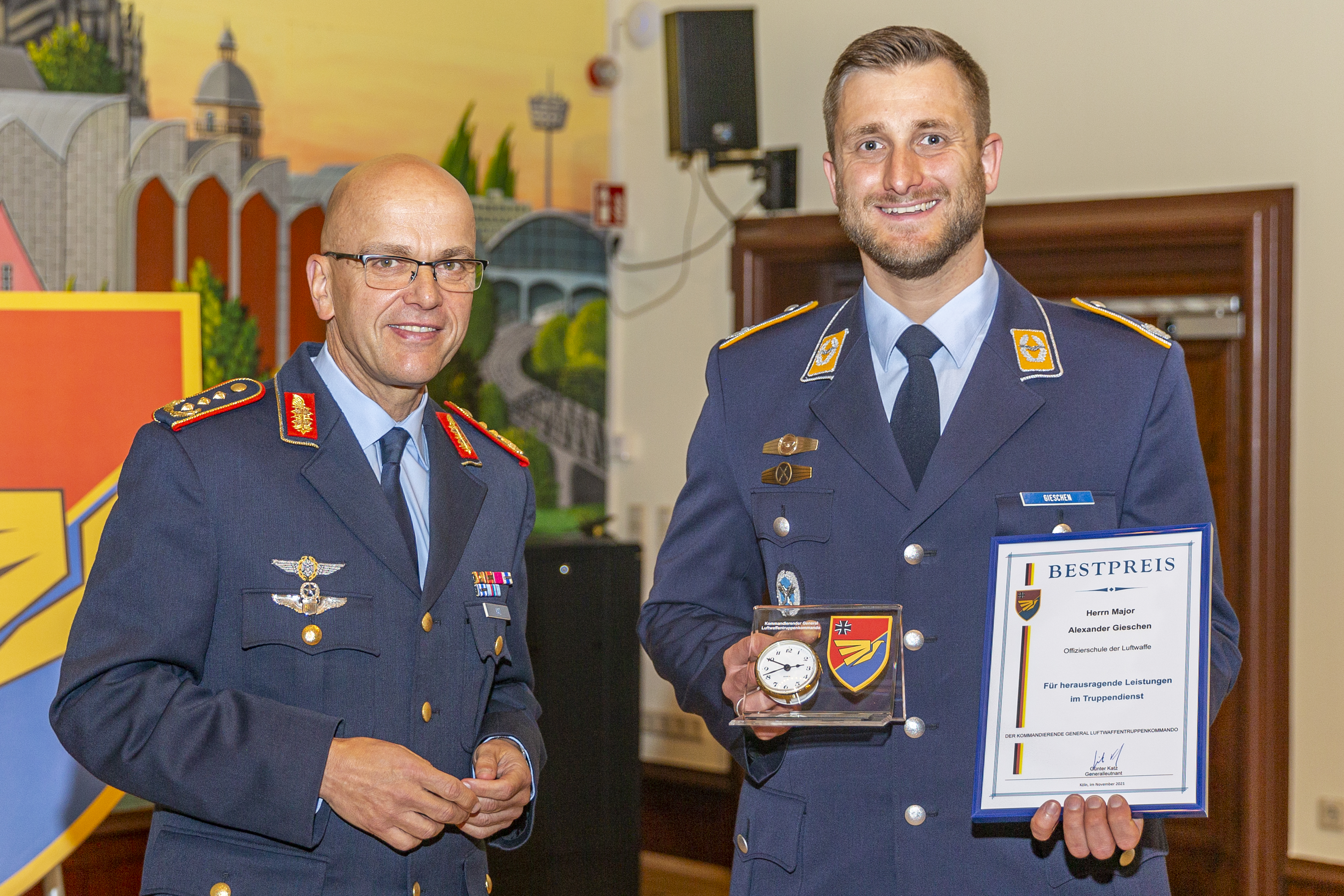 Generalleutnant Günter Katz hat Major Gieschen einen Bestpreis verliehen.