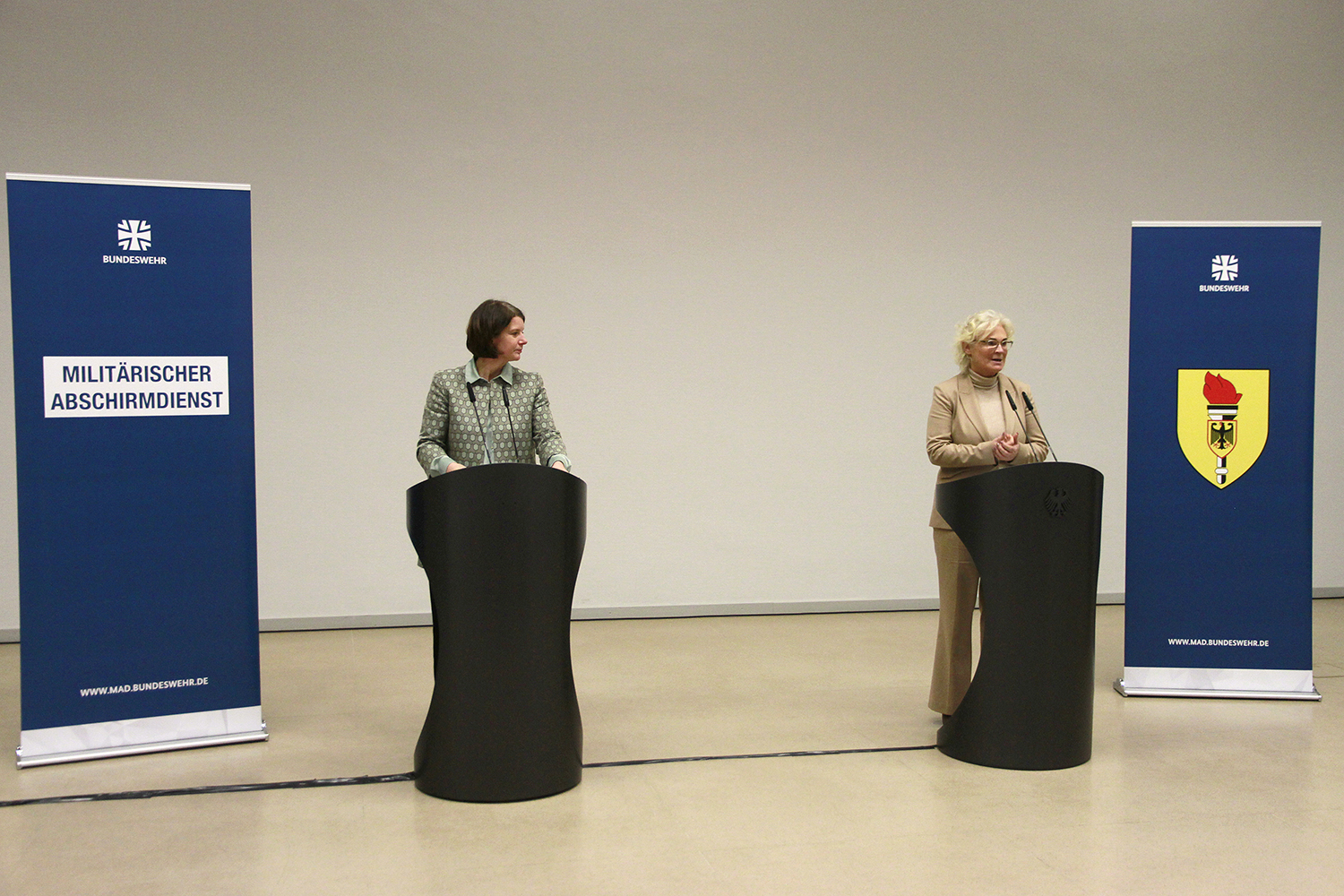 Präsidenten MAD Martina Rosenberg und Ministerin Lambrecht beim abschließenden Pressestatement.