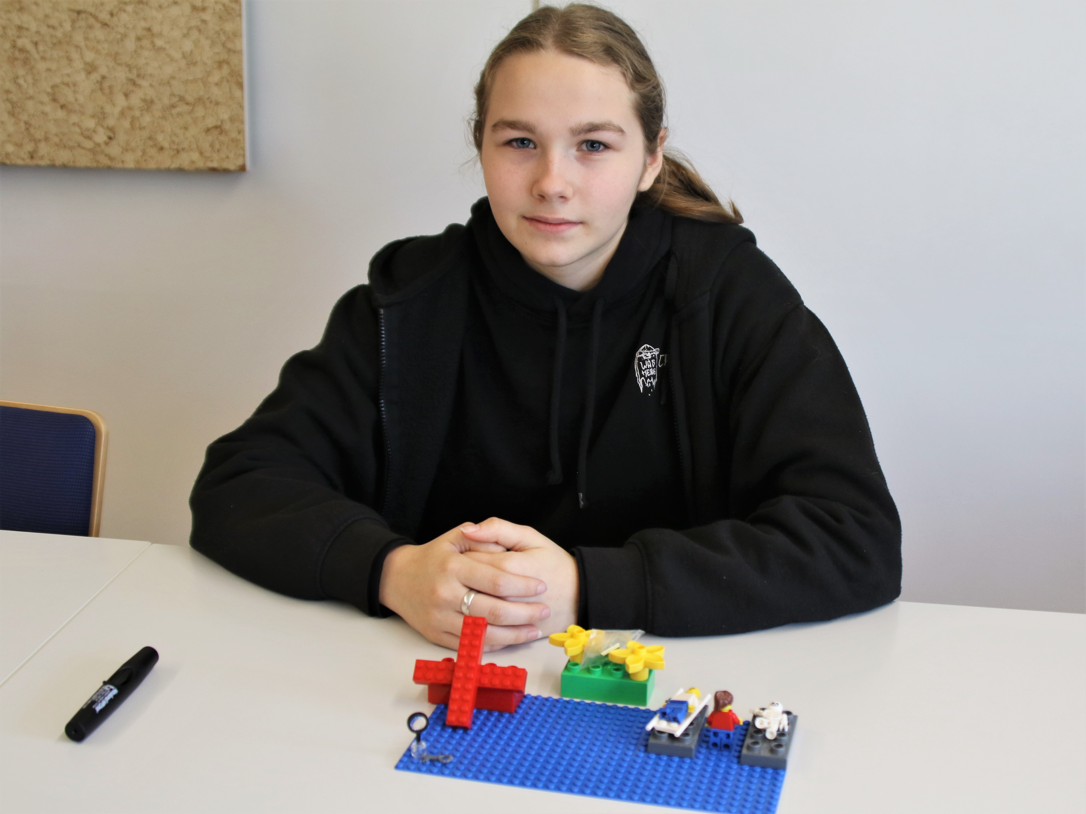 Eine junge Frau gestaltete mit LEGO-Bauteilen ihren Traumjob im Sanitätsdienst.