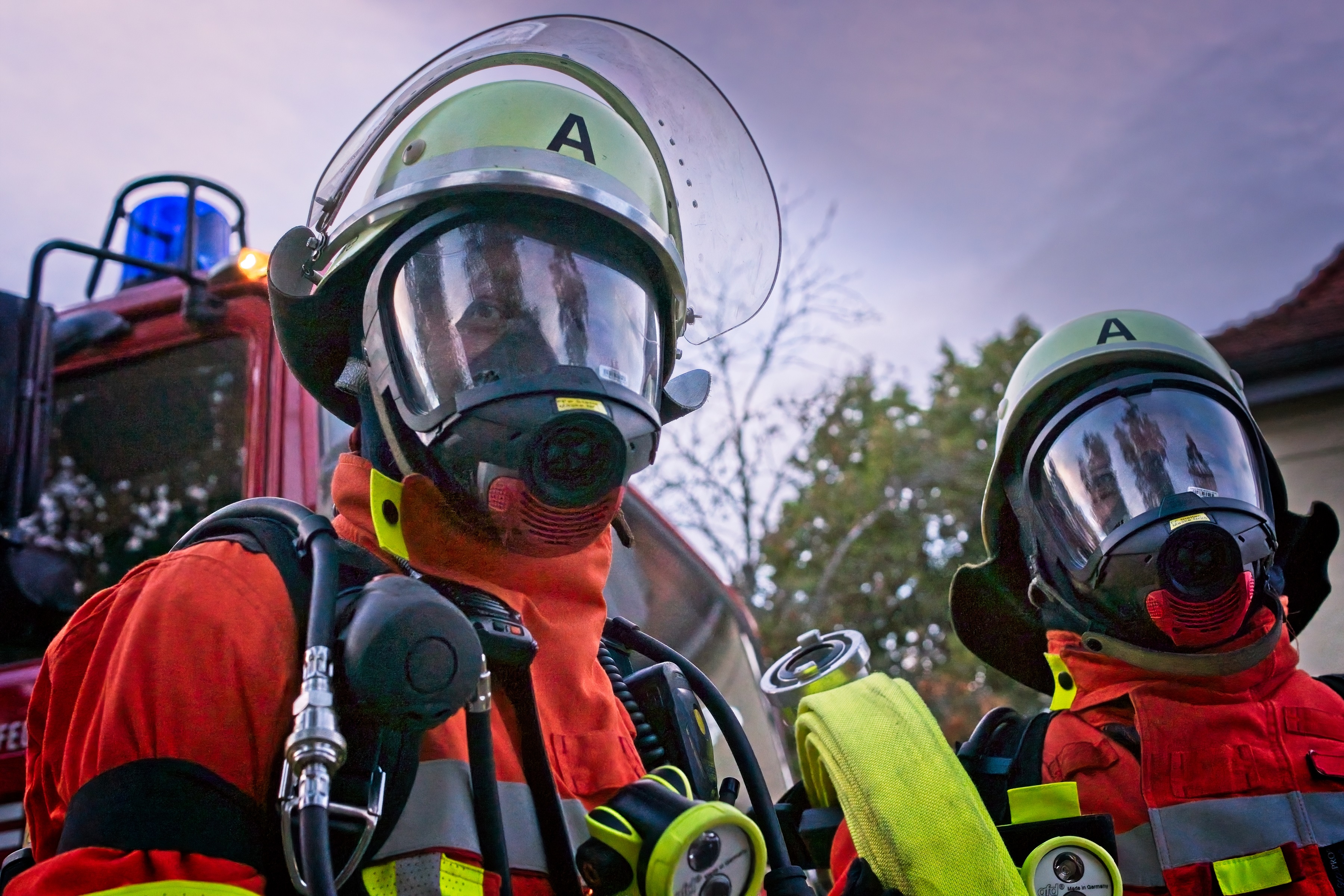 2 Feuerwehrleute mit Atemschutzgeräten