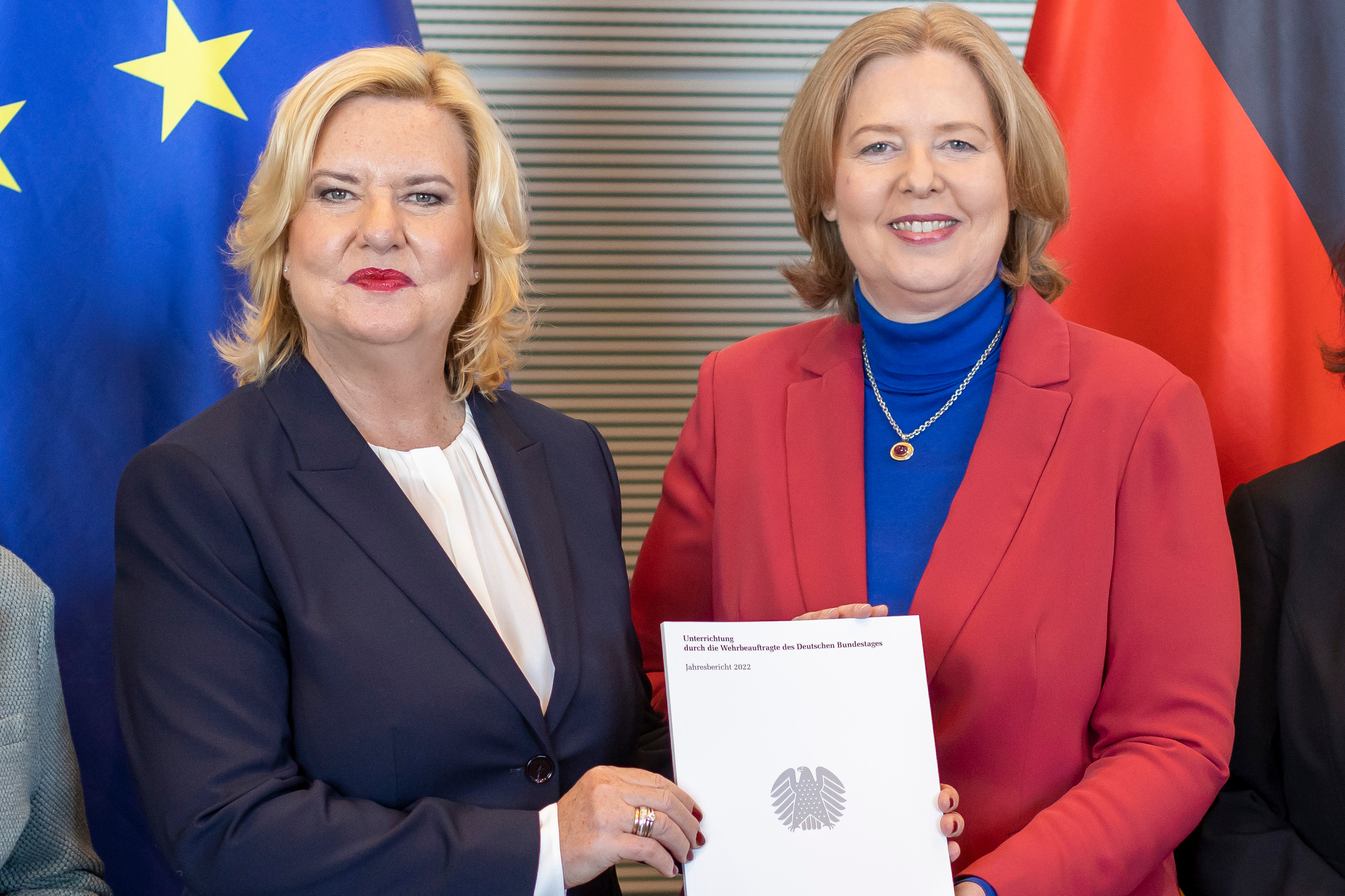 Wehrbeauftragte des Deutschen Bundestages, Eva Högl (l.), und Bundestagspräsidentin Bärbel Bas (r.)