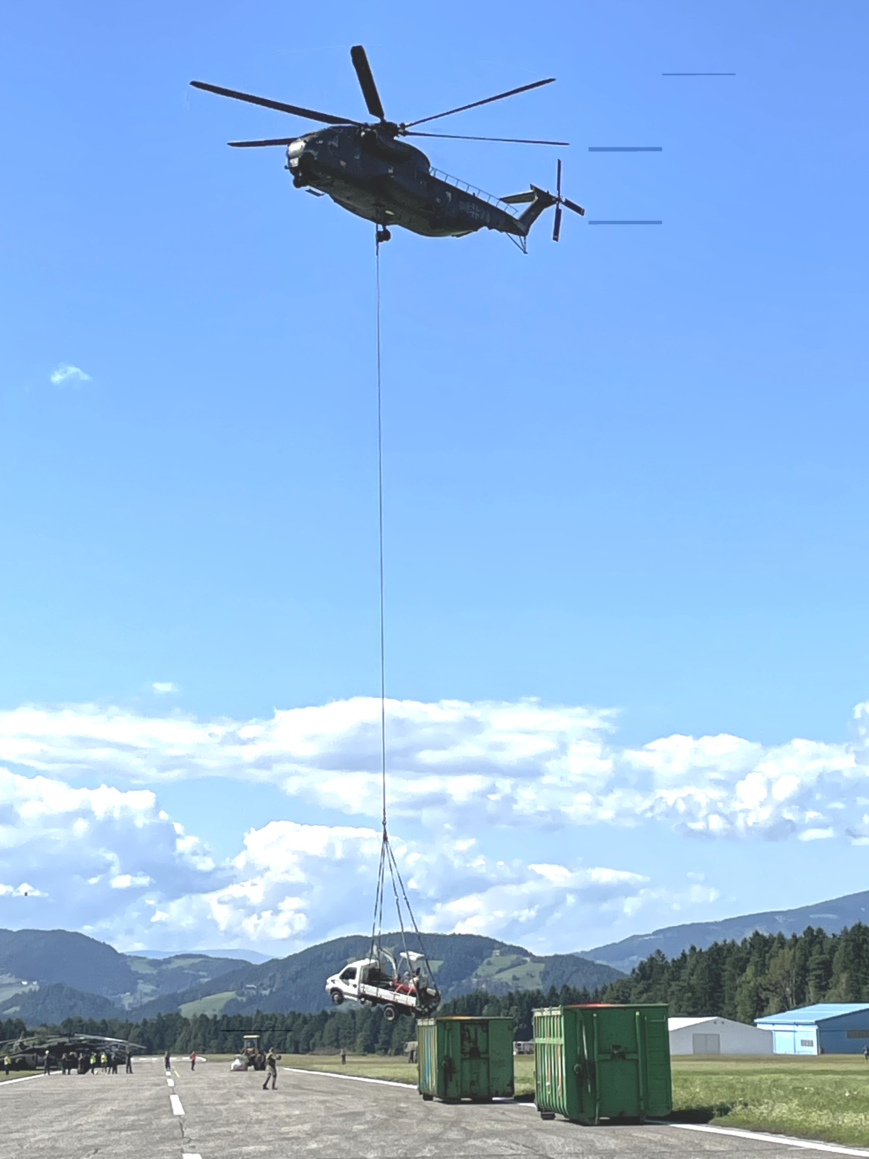 Eine besondere Außenlast: Ein Bagger zusammen mit dem Transportfahrzeug 
