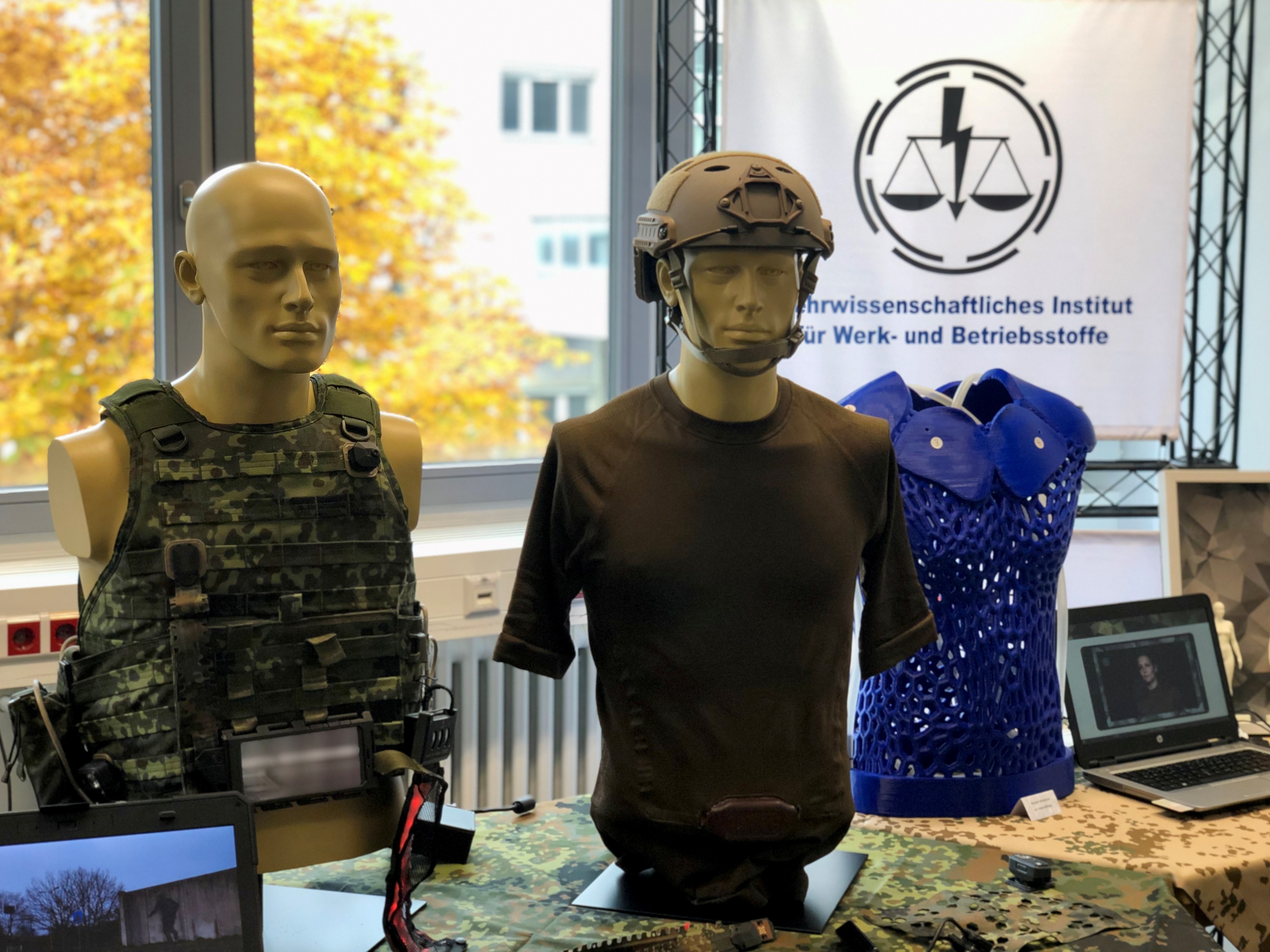 Modellpuppen mit Schutzweste und Gefechtshelm