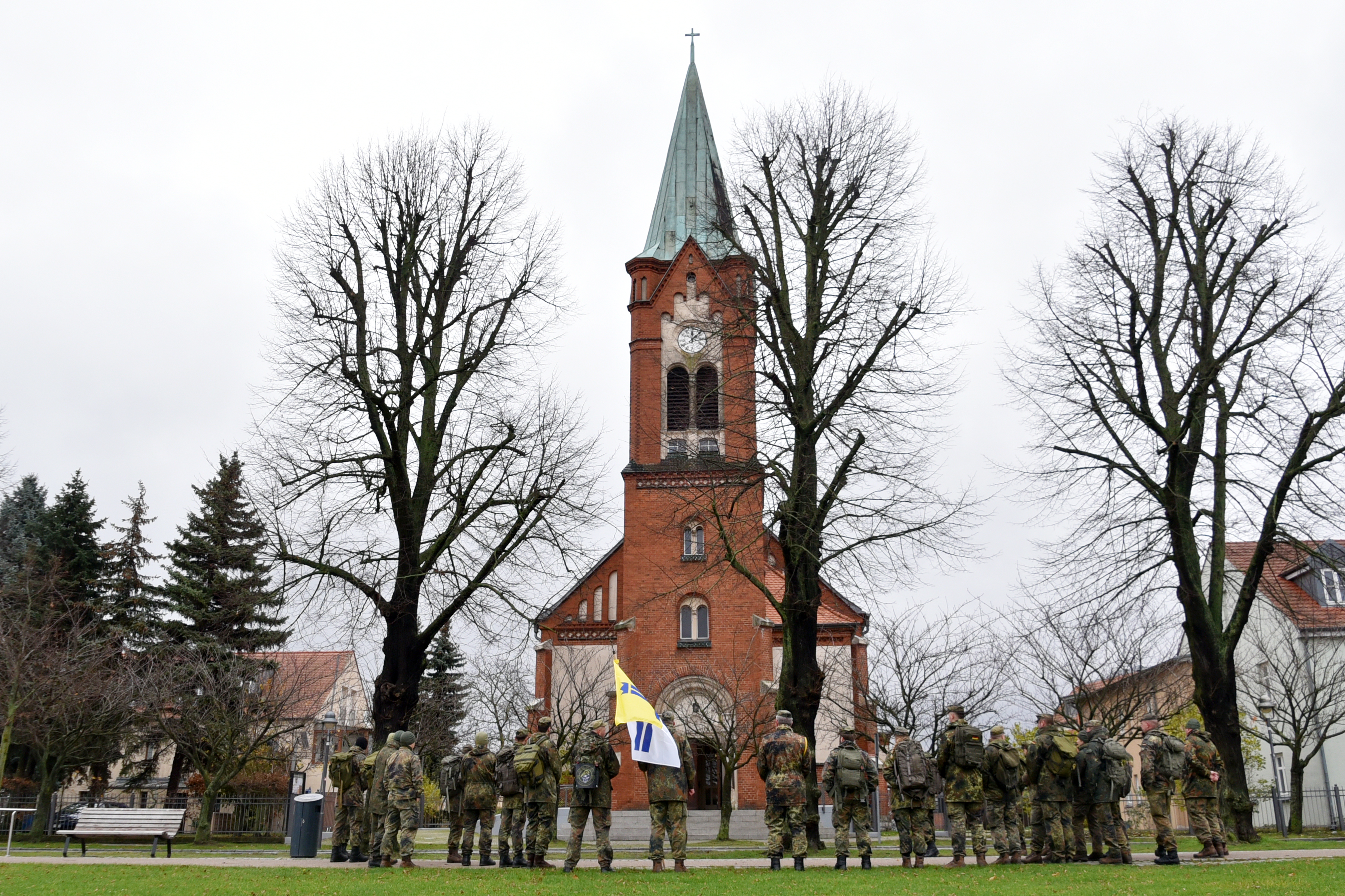 Wallfahrer vor der Kirche Maria Meeresstern