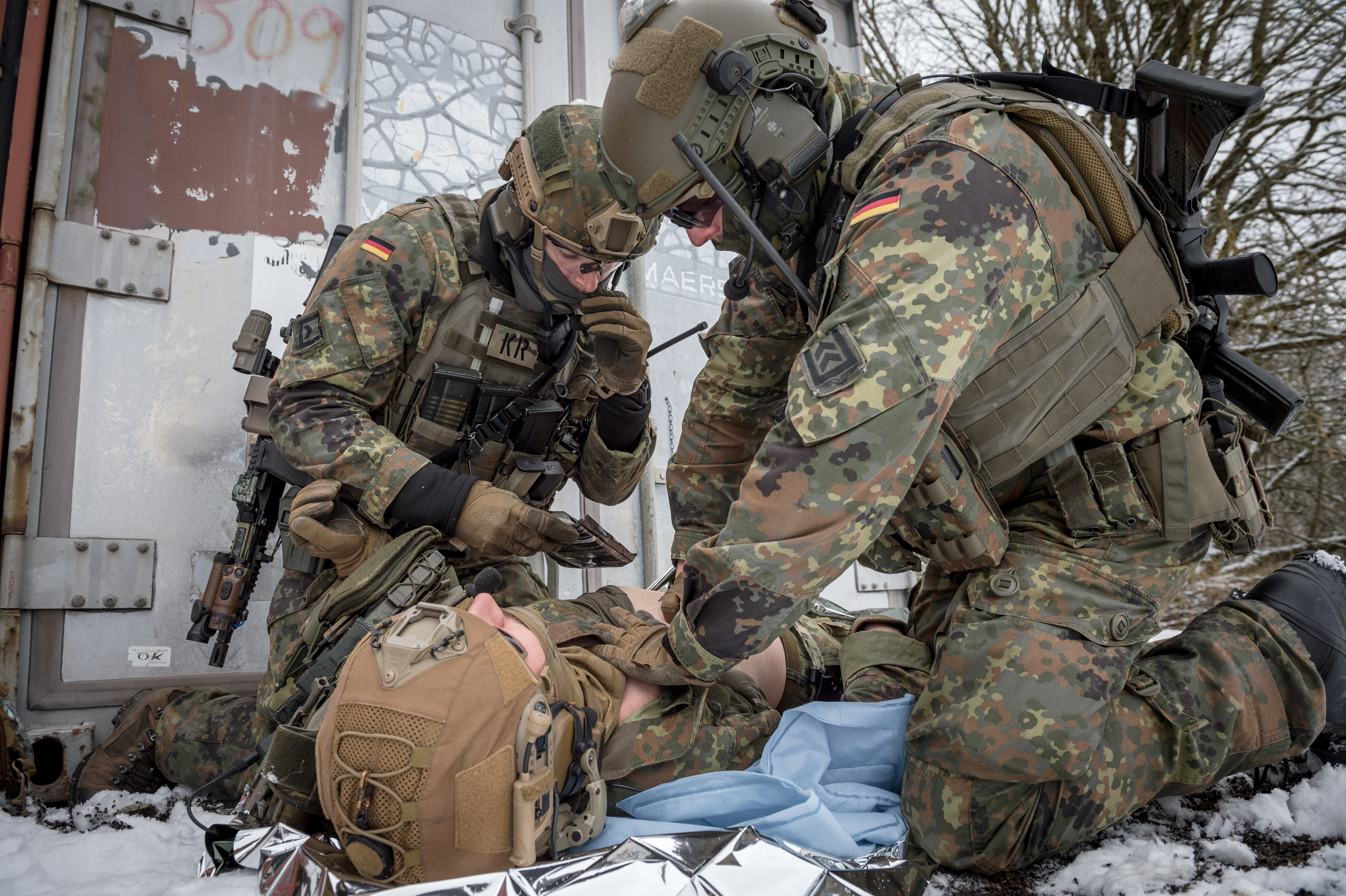 Zwei Soldaten bei der medizinischen Erstversorgung eines simulierten Verwundeten.