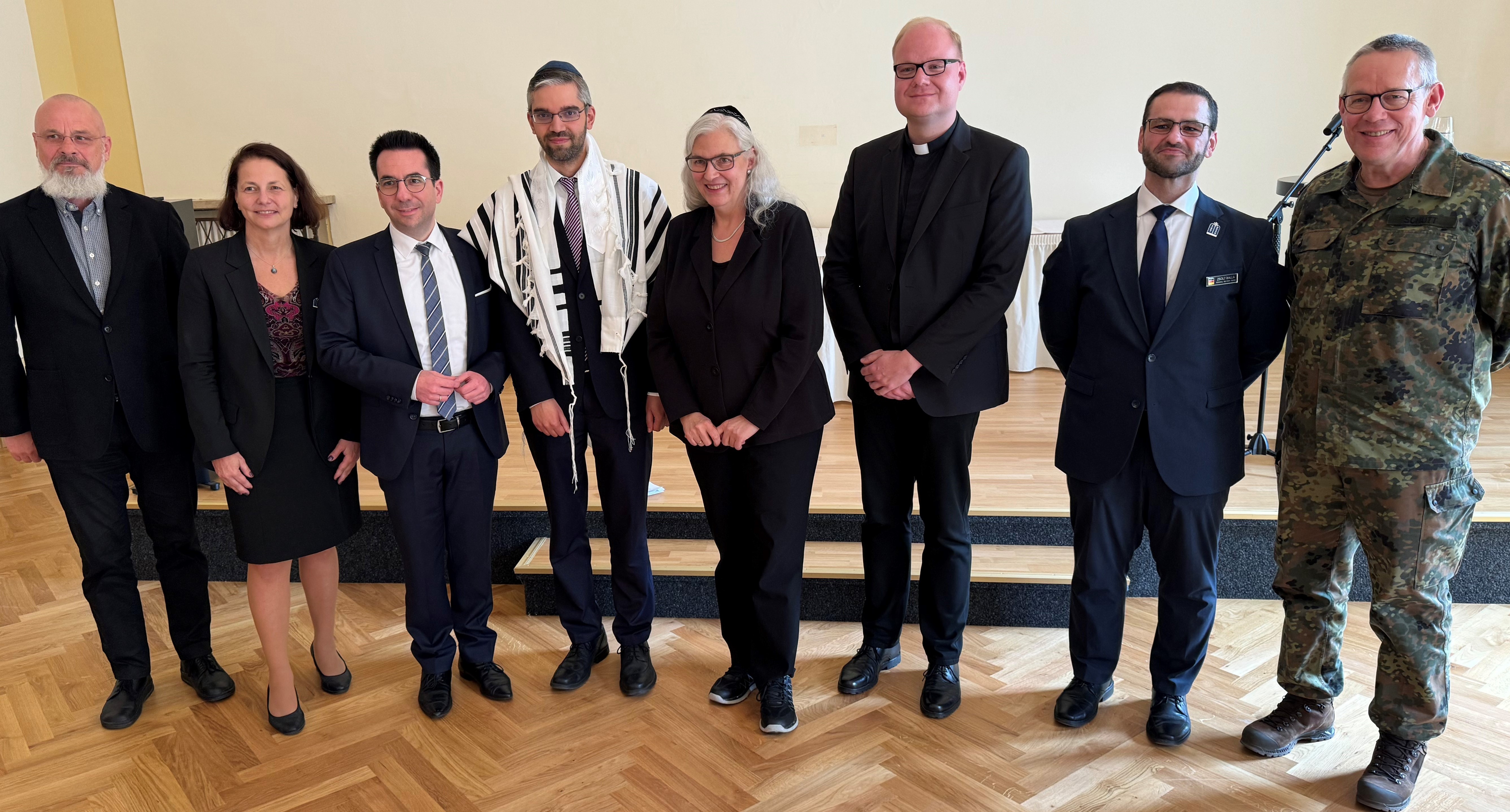 Eine Gruppe von Menschen, teilweise Rabbiner.