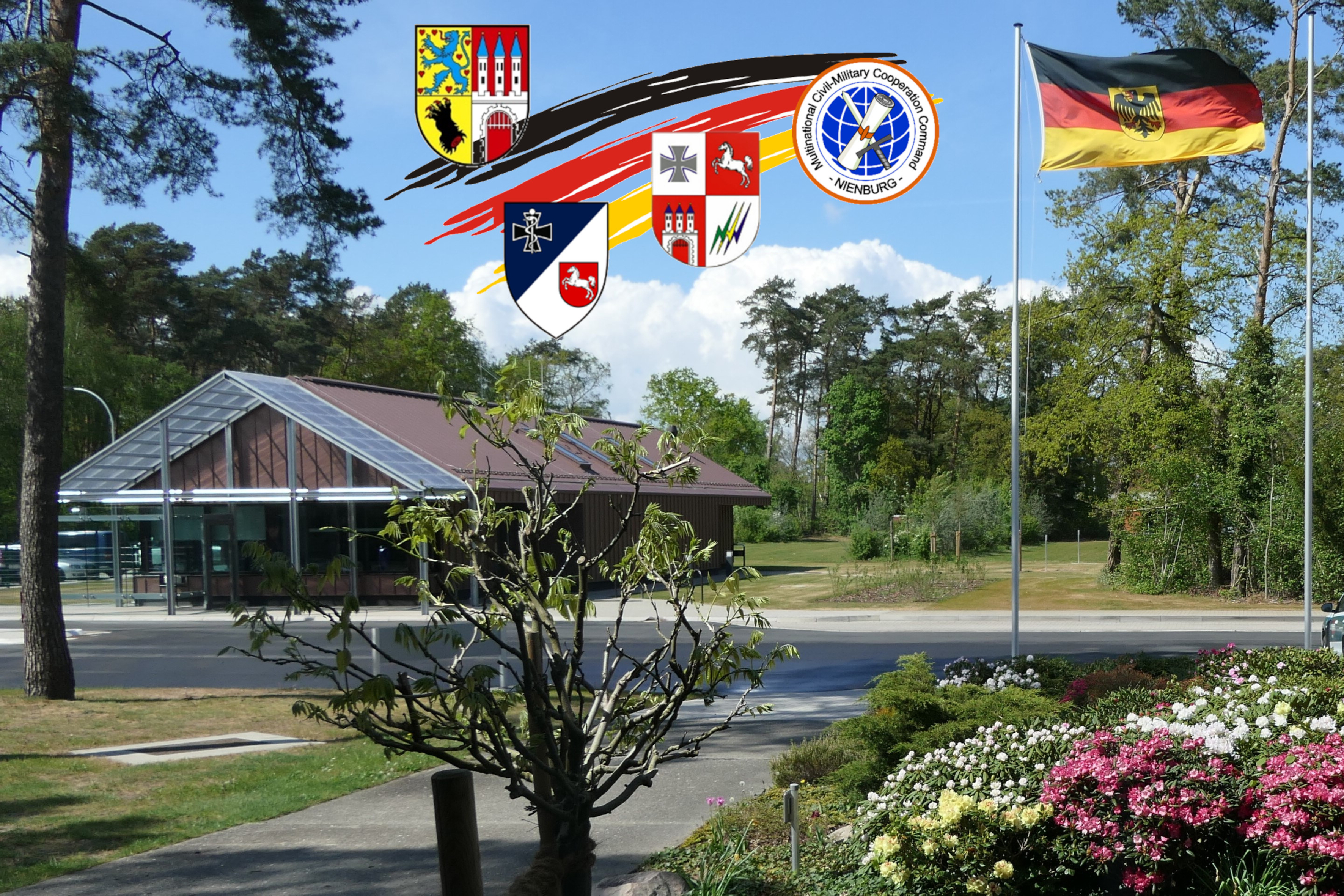 Gebäude der Wache in Nienburg mit Wappen der Dienststellen am Standort