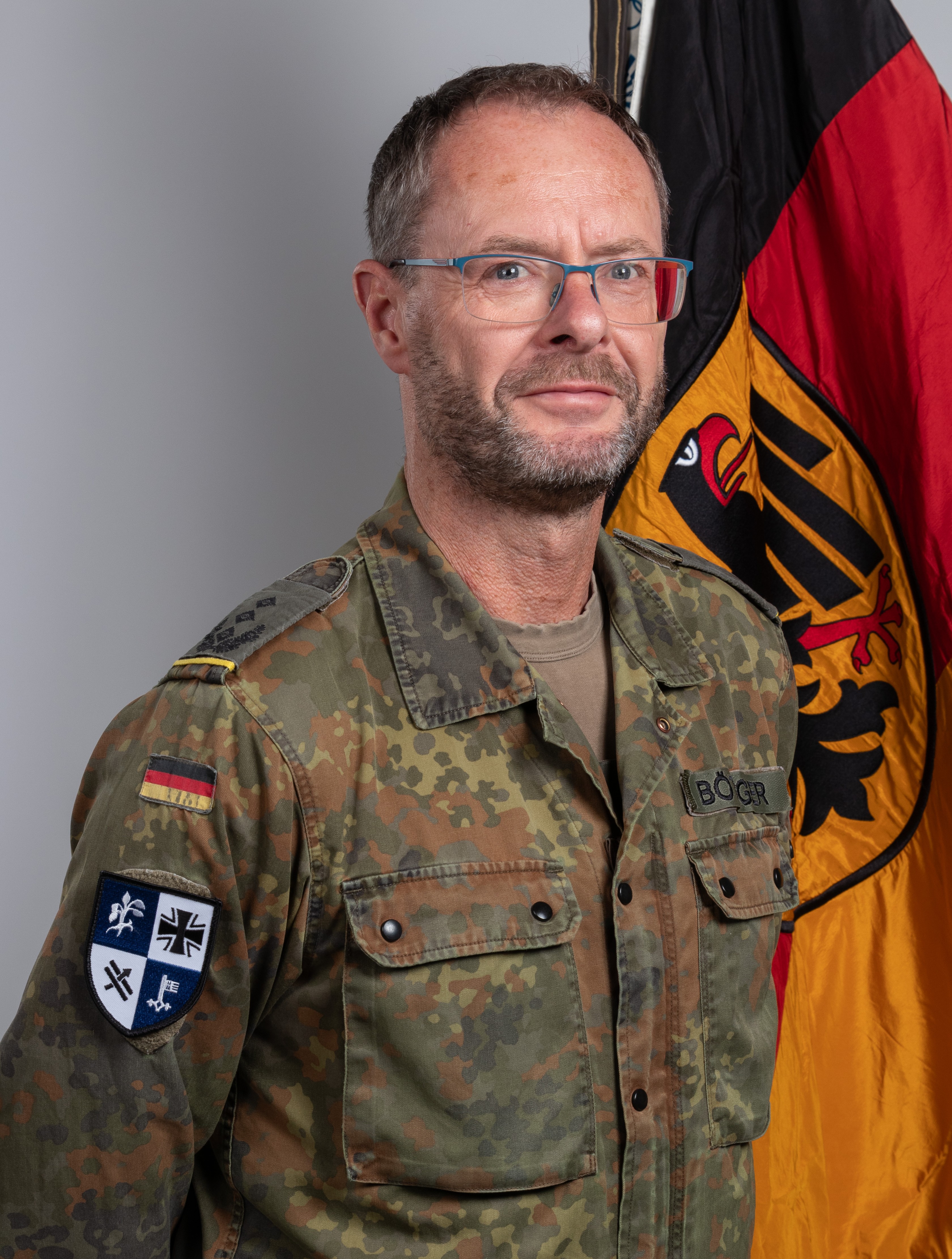 Porträtfoto eines Soldaten.