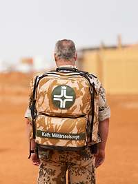 Militärpfarrer mit Einsatzrucksack