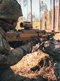 Zwei Soldaten hocken in einer Stellung