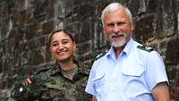 Gruppenfoto von Oberstleutnant Carsten Lange und Hauptfeldwebel Hülya Süzen