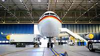 Ein Airbus A340 in einem Hangar.