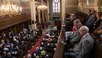 Viele Menschen sitzen in der Kirche 