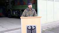 Oliver Tamminga am Rednerpult forderte die Soldaten auf, „den besonderen Geist unseres Verbandes mit in den Einsatz zu tragen“.
