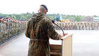 Regimentskommandeur Oberst Marc Vogt spricht zu den Soldaten, die in den Einsatz gehen.