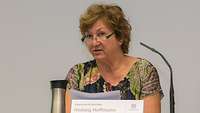 Weibliche Person hiter Rednerpult