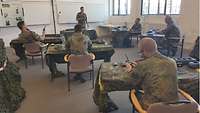 Ein Hörsaal mit mehreren Soldaten
