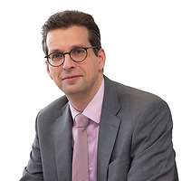 Auf dem Bild ist der Stellvertretende Amtschef des Luftfahrtamtes der Bundeswehr zu sehen. 