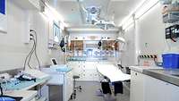Innere Medizin-Container eines Rettungszentrums Ein heller Raum mit mehreren medizinischen Geräten und einem Behandlungsplatz