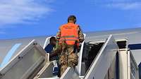 Soldat auf der Passagiertreppe