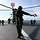 Ein Hubschrauber vom Typ Sea King startet vom Flugdeck eines Schiffes