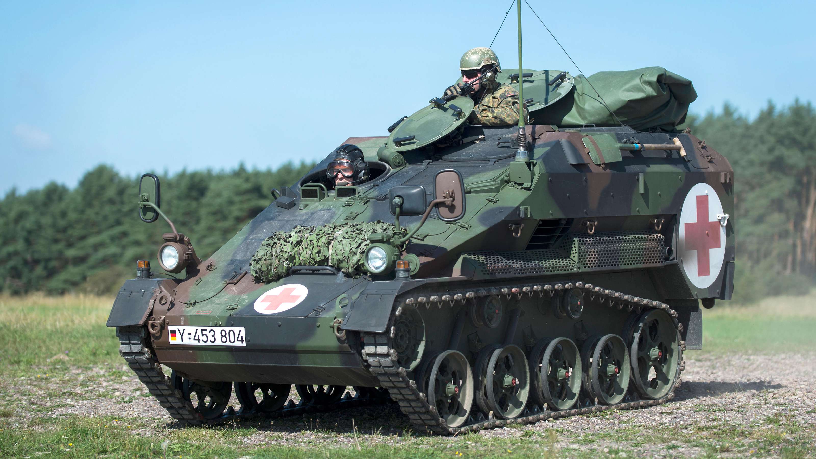 Der Wiesel 2 ist ein leicht gepanzertes Fahrzeug. Der Sanitätsdienst setzt es als Wiesel 2 Sanitätstrupp ein.