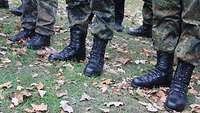 Soldatenstiefel Füße von Soldaten