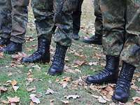 Soldatenstiefel Füße von Soldaten