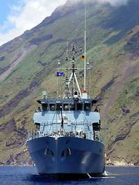 Das Minenjagdboot Bad Bevensen vor dem Stromboli in Italien