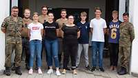 Gruppenfoto der Auszubildenden und der Schüler
