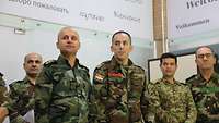 Eine Gruppe von Soldaten steht zusammen